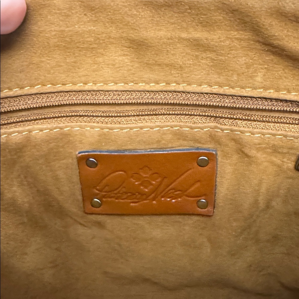 Elegant Red Leather Patricia Nash Shoulder Bag - Picture 5 of 7